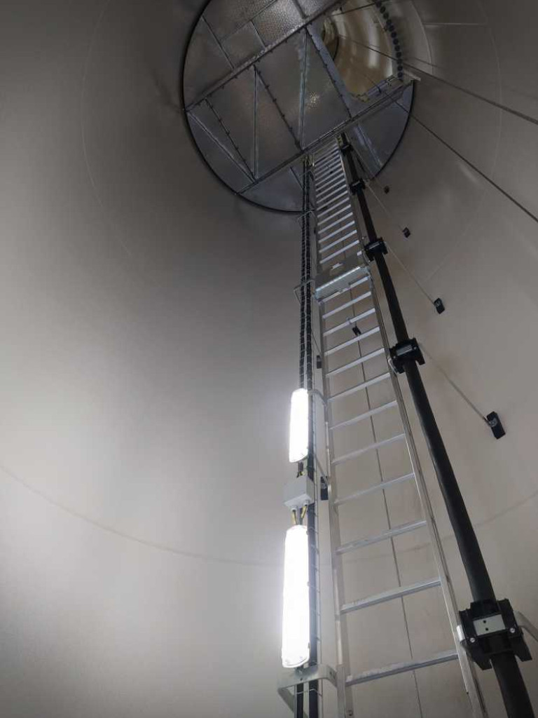 Ćwiczenia hrubieszowskich strażaków na farmie wiatrowej (ZDJĘCIA)