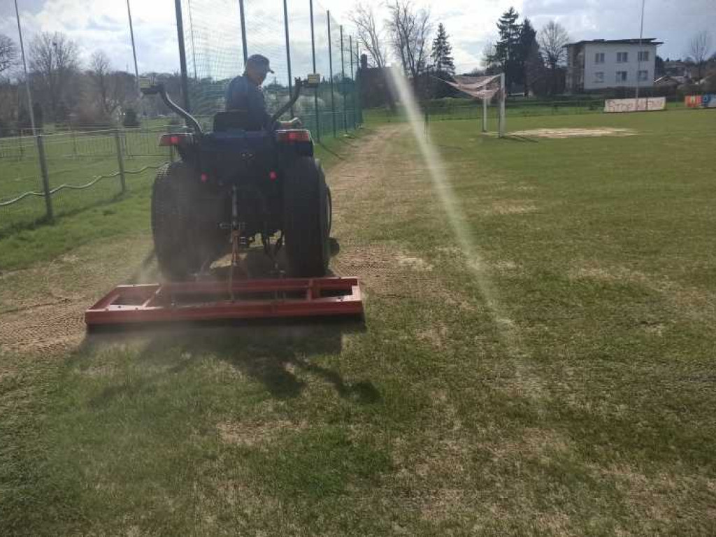 Renowacja głównej płyty boiska w Werbkowicach (ZDJĘCIA, WIDEO)