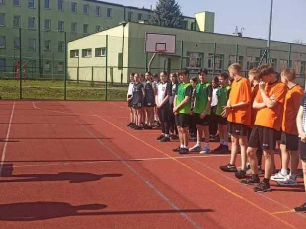 Dziewczęta i chłopcy z Trójki mistrzami powiatu w koszykówce 