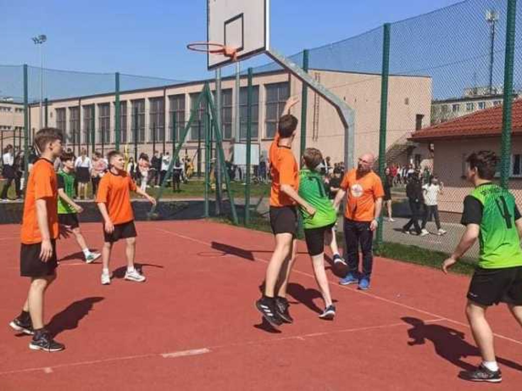 Dziewczęta i chłopcy z Trójki mistrzami powiatu w koszykówce 
