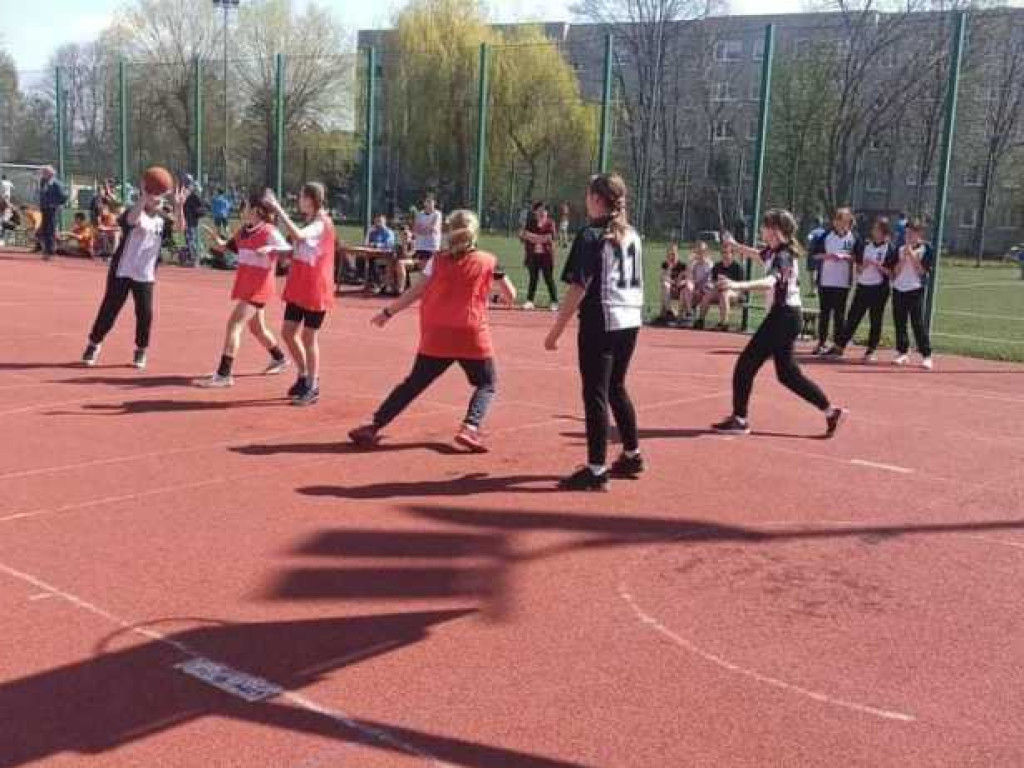 Dziewczęta i chłopcy z Trójki mistrzami powiatu w koszykówce 