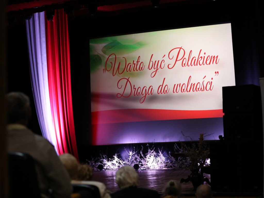 Hrubieszów: Warto być Polakiem - droga do wolności. Widowisko w HDK (ZDJĘCIA, WIDEO)
