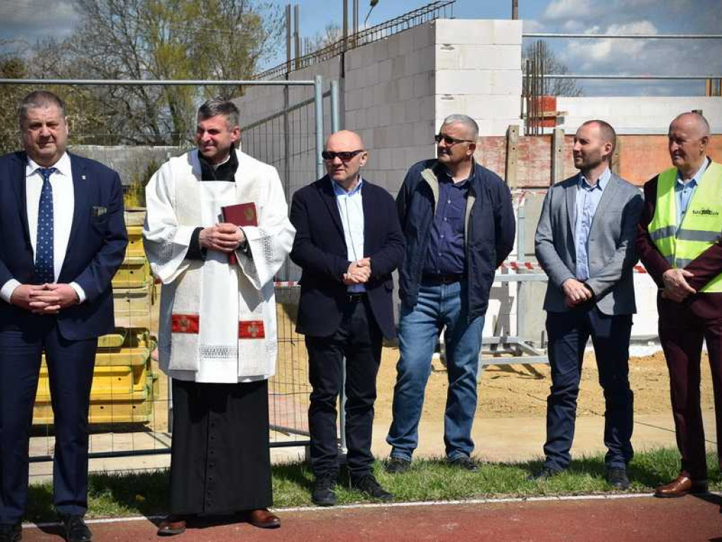 Wmurowano kamień węgielny pod budowę sali gimnastycznej w Uchaniach (ZDJĘCIA)