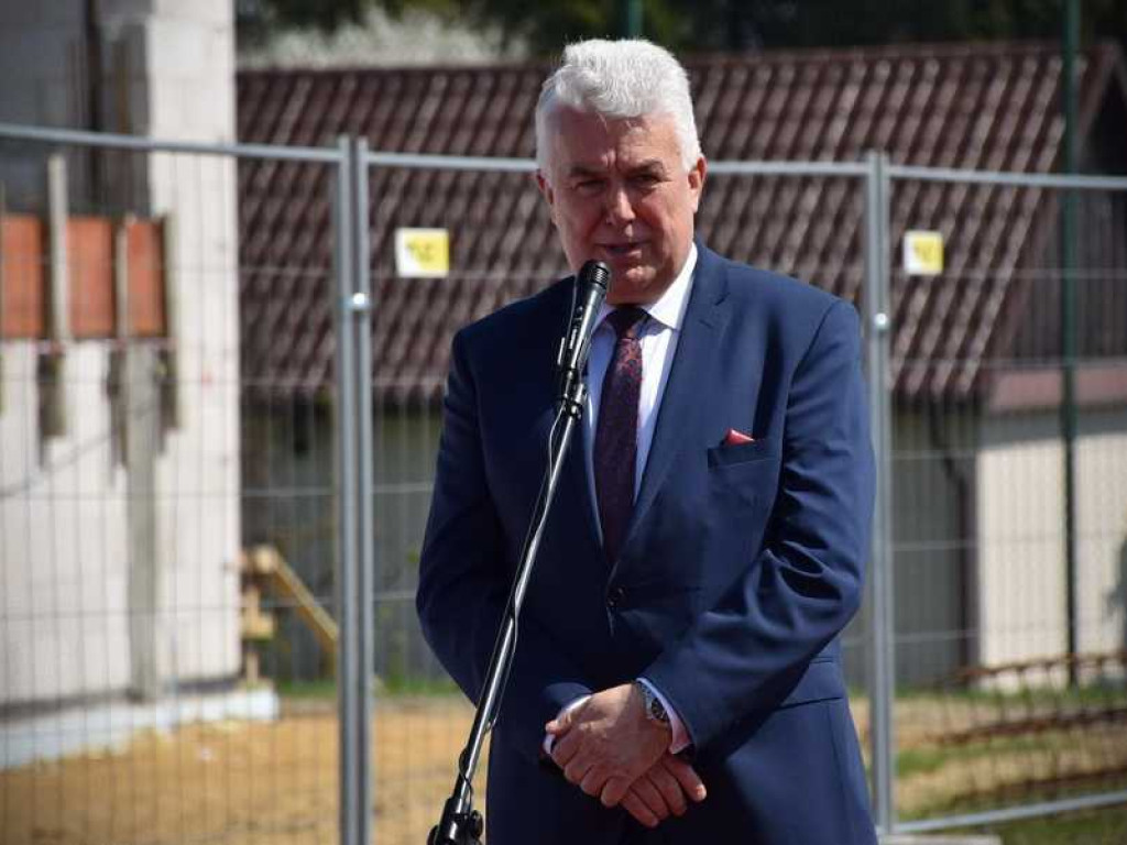 Wmurowano kamień węgielny pod budowę sali gimnastycznej w Uchaniach (ZDJĘCIA)