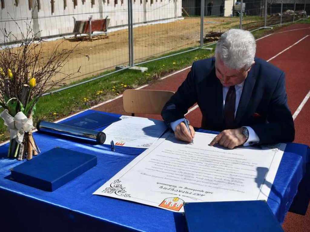 Wmurowano kamień węgielny pod budowę sali gimnastycznej w Uchaniach (ZDJĘCIA)