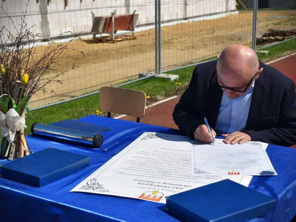 Wmurowano kamień węgielny pod budowę sali gimnastycznej w Uchaniach (ZDJĘCIA)