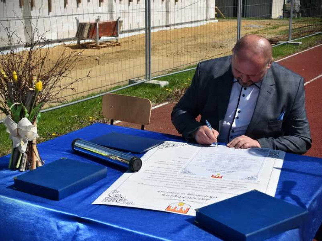 Wmurowano kamień węgielny pod budowę sali gimnastycznej w Uchaniach (ZDJĘCIA)