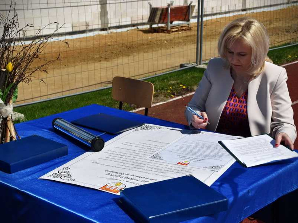 Wmurowano kamień węgielny pod budowę sali gimnastycznej w Uchaniach (ZDJĘCIA)