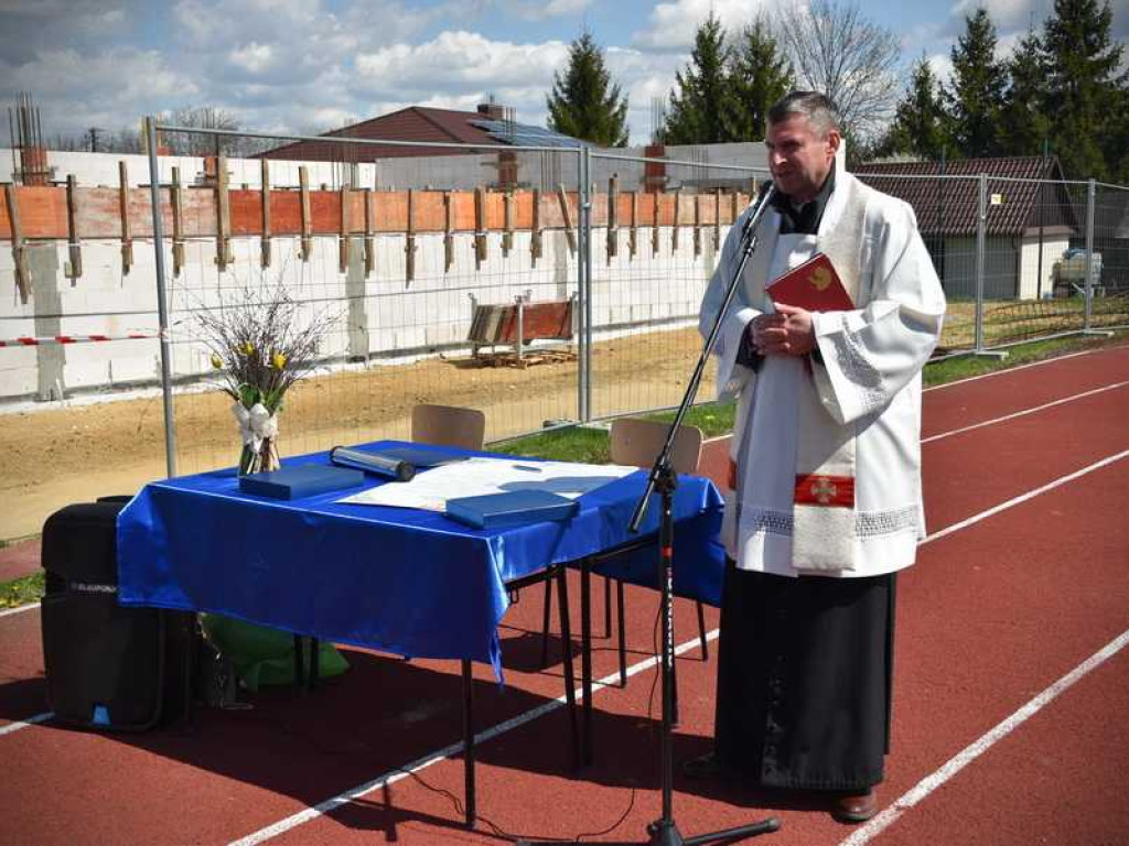 Wmurowano kamień węgielny pod budowę sali gimnastycznej w Uchaniach (ZDJĘCIA)