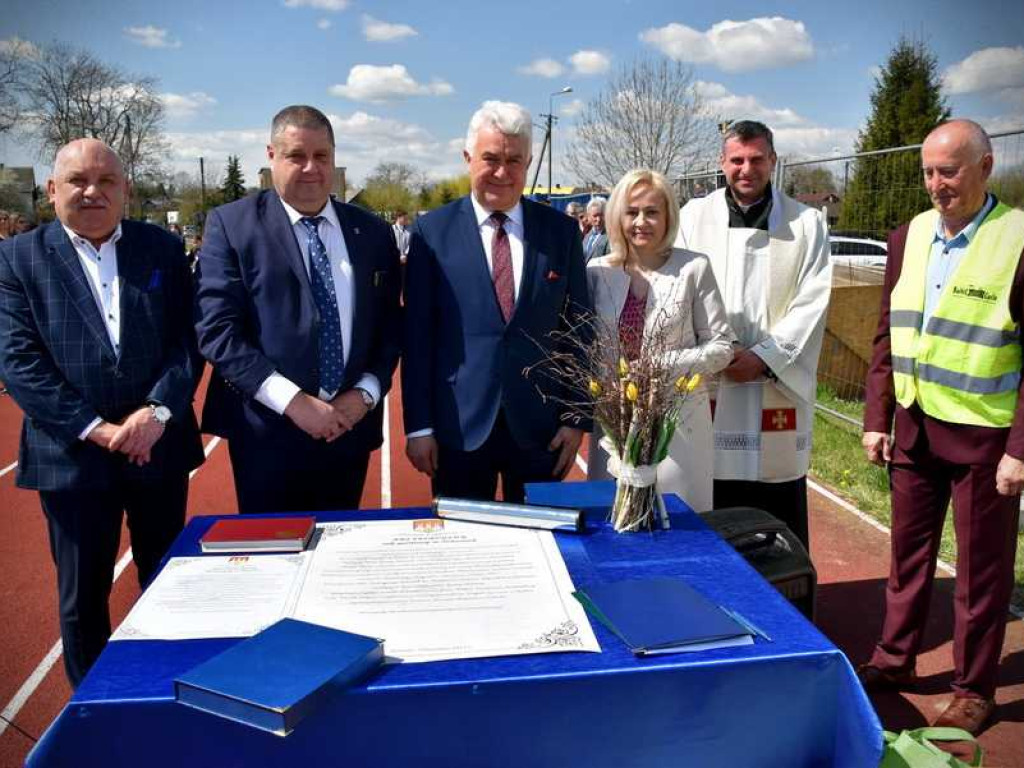 Wmurowano kamień węgielny pod budowę sali gimnastycznej w Uchaniach (ZDJĘCIA)