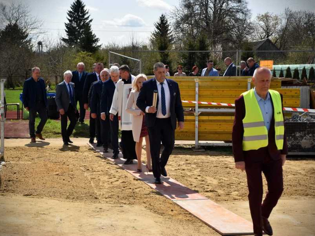 Wmurowano kamień węgielny pod budowę sali gimnastycznej w Uchaniach (ZDJĘCIA)