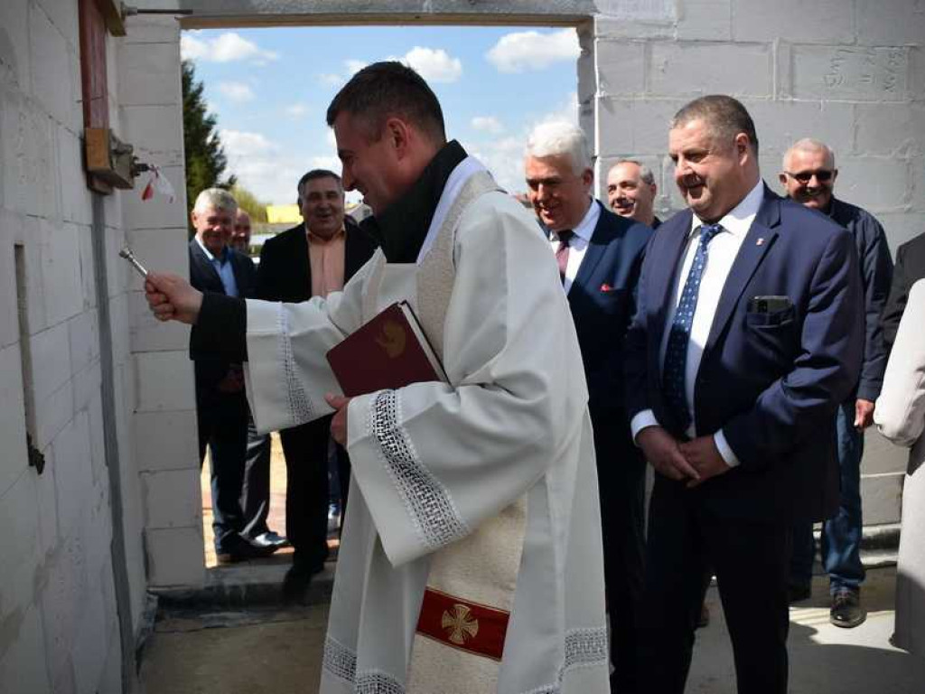 Wmurowano kamień węgielny pod budowę sali gimnastycznej w Uchaniach (ZDJĘCIA)