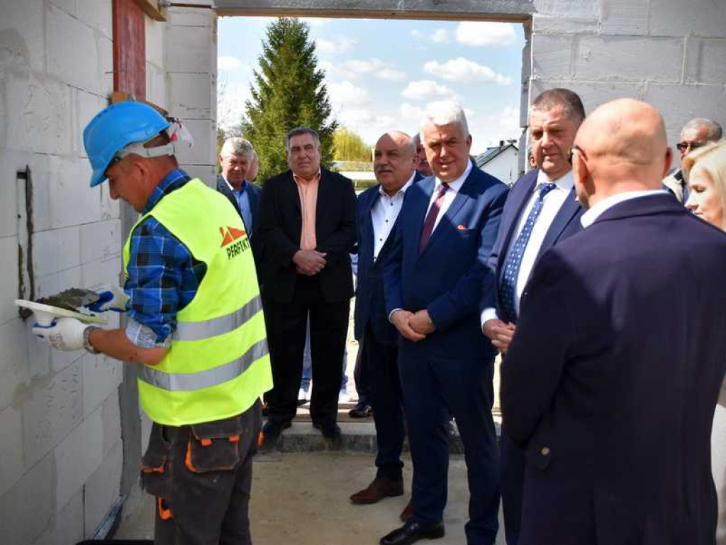 Wmurowano kamień węgielny pod budowę sali gimnastycznej w Uchaniach (ZDJĘCIA)