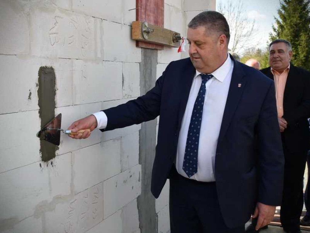 Wmurowano kamień węgielny pod budowę sali gimnastycznej w Uchaniach (ZDJĘCIA)