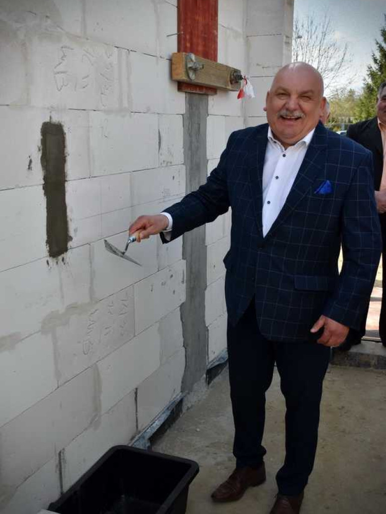 Wmurowano kamień węgielny pod budowę sali gimnastycznej w Uchaniach (ZDJĘCIA)