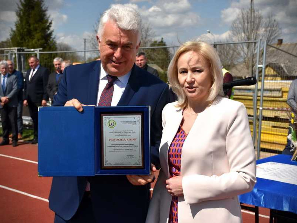 Wmurowano kamień węgielny pod budowę sali gimnastycznej w Uchaniach (ZDJĘCIA)