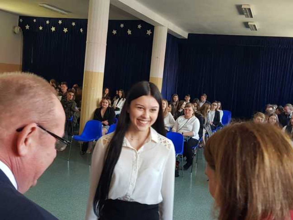 Hrubieszów: Uroczyste pożegnanie klas maturalnych w Kościuszce (ZDJĘCIA)