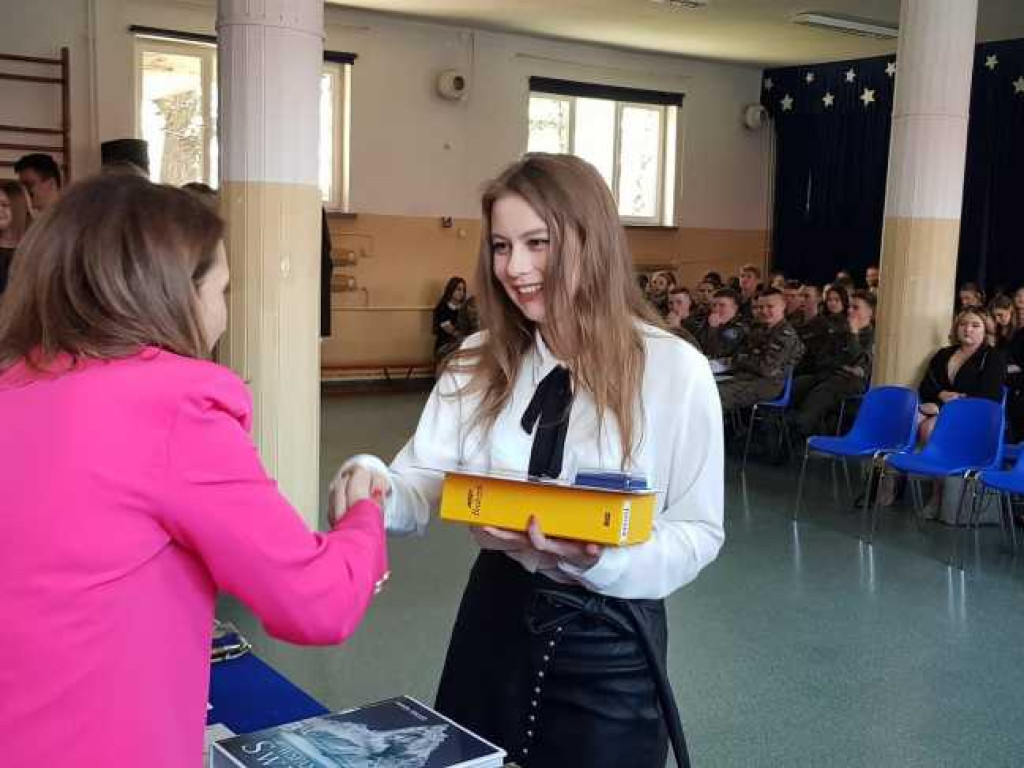Hrubieszów: Uroczyste pożegnanie klas maturalnych w Kościuszce (ZDJĘCIA)