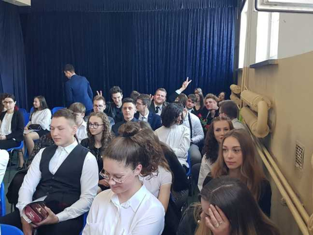 Hrubieszów: Uroczyste pożegnanie klas maturalnych w Kościuszce (ZDJĘCIA)