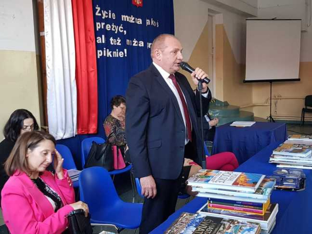 Hrubieszów: Uroczyste pożegnanie klas maturalnych w Kościuszce (ZDJĘCIA)
