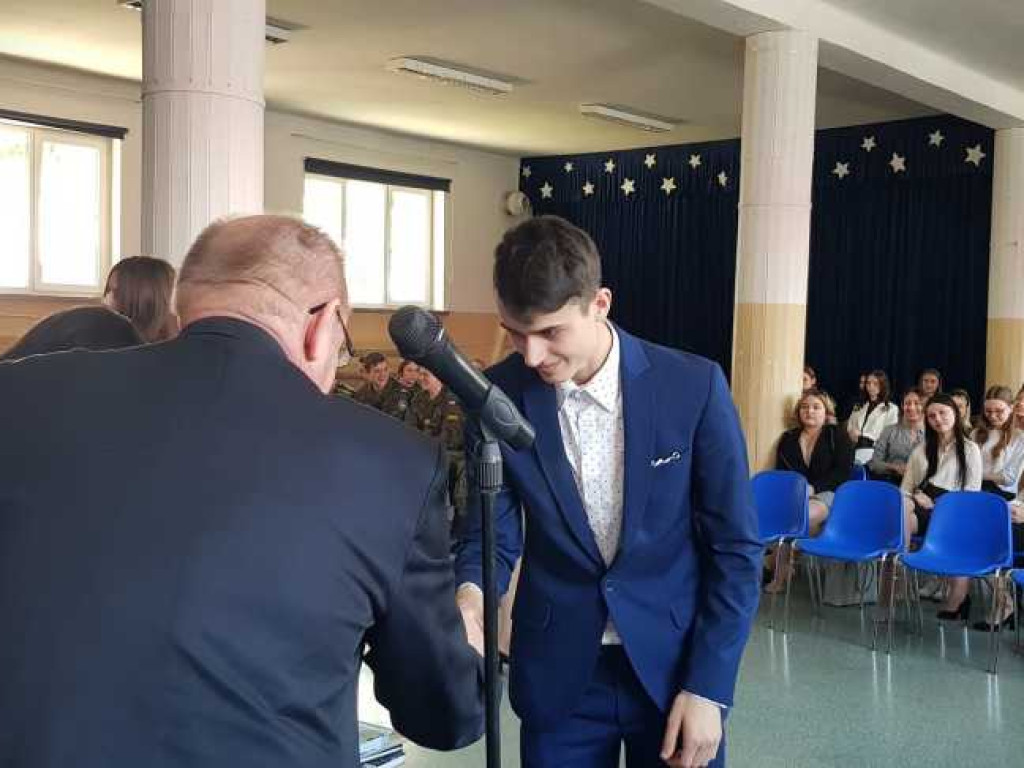 Hrubieszów: Uroczyste pożegnanie klas maturalnych w Kościuszce (ZDJĘCIA)