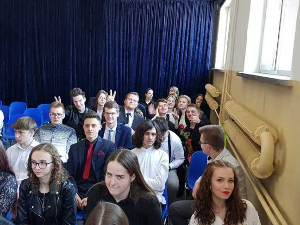 Hrubieszów: Uroczyste pożegnanie klas maturalnych w Kościuszce (ZDJĘCIA)