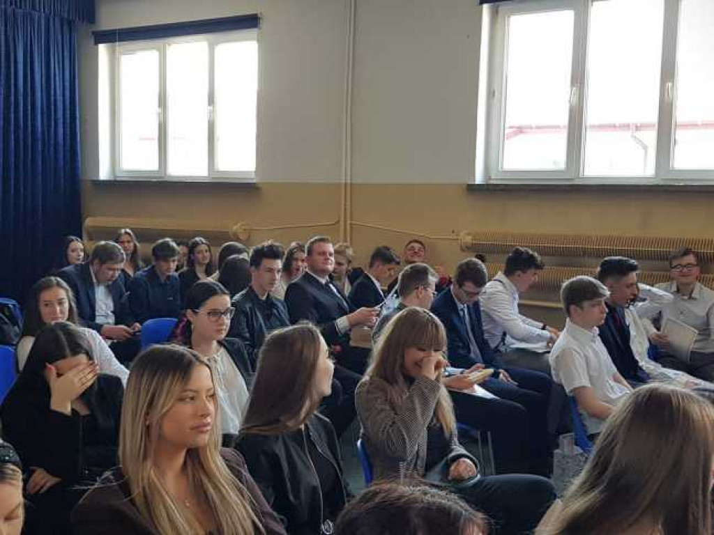 Hrubieszów: Uroczyste pożegnanie klas maturalnych w Kościuszce (ZDJĘCIA)