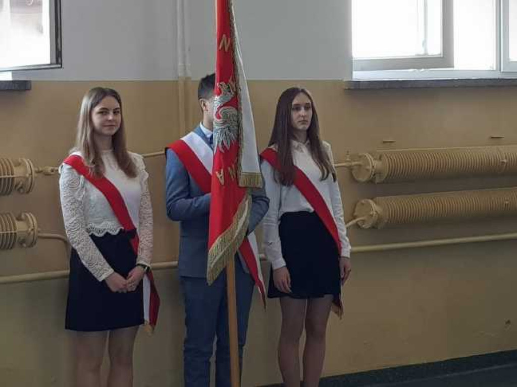 Hrubieszów: Uroczyste pożegnanie klas maturalnych w Kościuszce (ZDJĘCIA)
