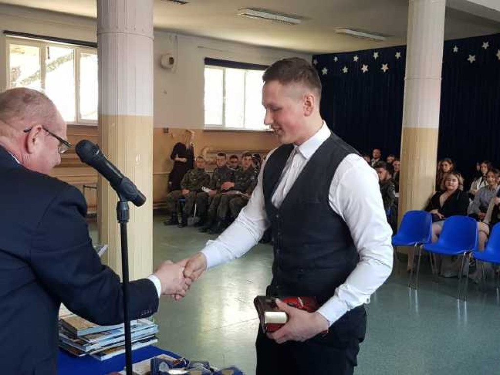 Hrubieszów: Uroczyste pożegnanie klas maturalnych w Kościuszce (ZDJĘCIA)