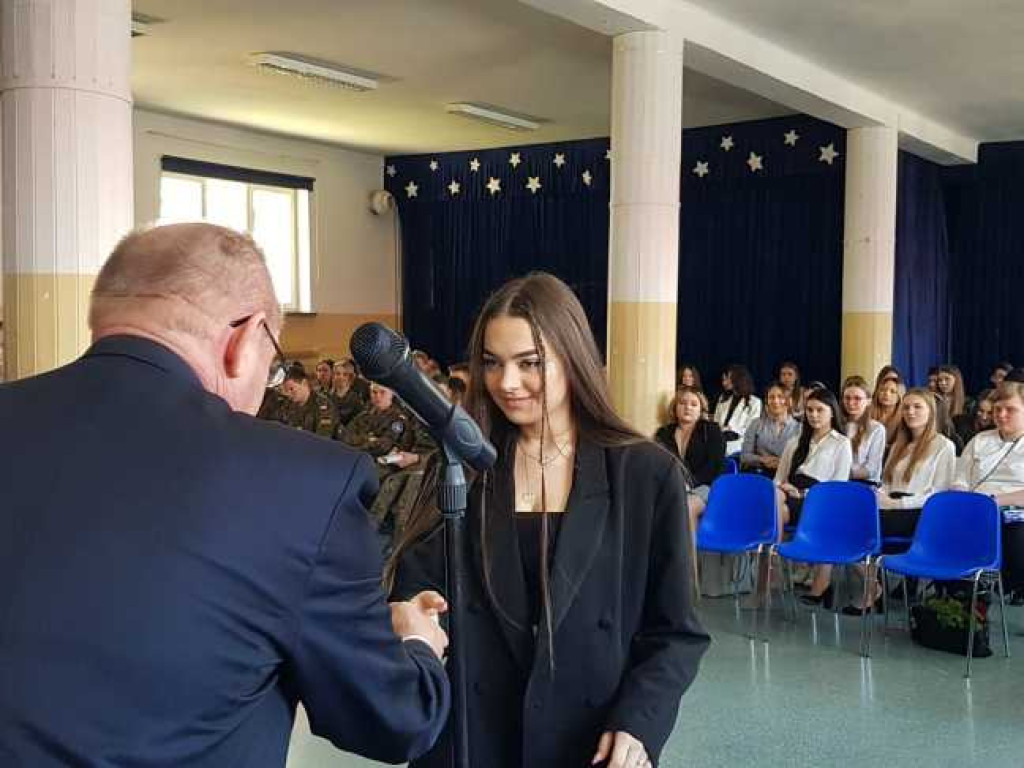 Hrubieszów: Uroczyste pożegnanie klas maturalnych w Kościuszce (ZDJĘCIA)