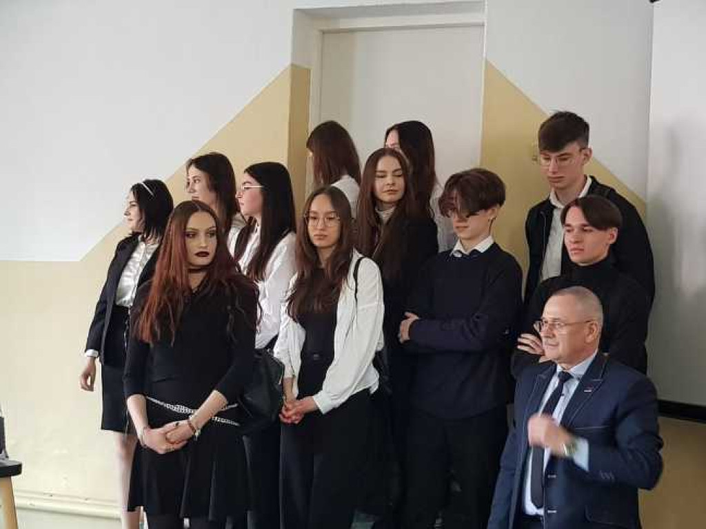 Hrubieszów: Uroczyste pożegnanie klas maturalnych w Kościuszce (ZDJĘCIA)