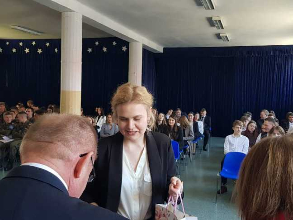 Hrubieszów: Uroczyste pożegnanie klas maturalnych w Kościuszce (ZDJĘCIA)
