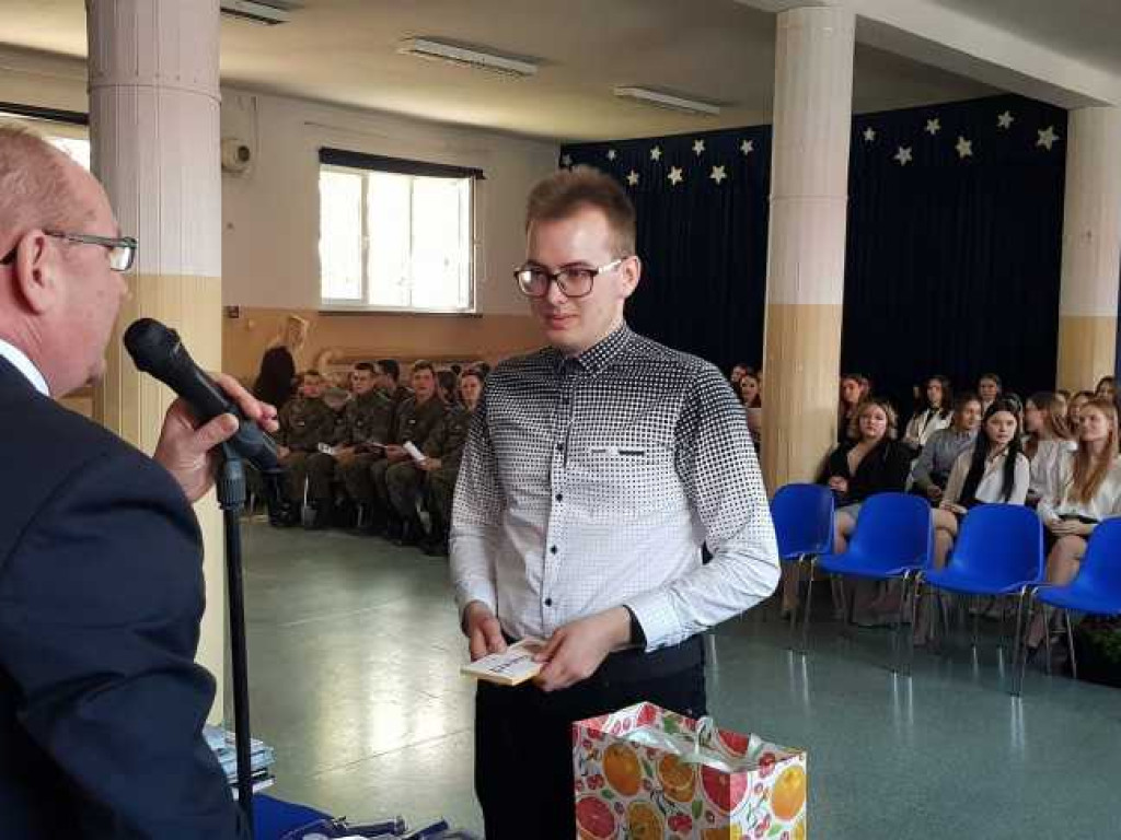 Hrubieszów: Uroczyste pożegnanie klas maturalnych w Kościuszce (ZDJĘCIA)