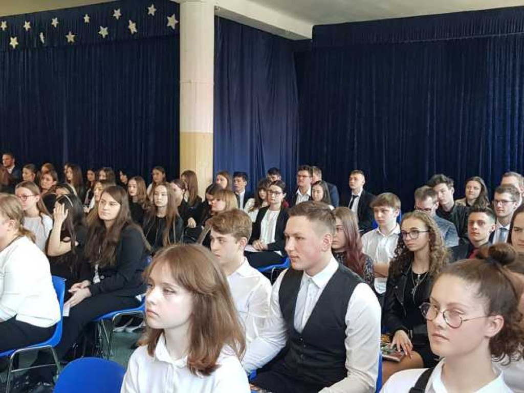 Hrubieszów: Uroczyste pożegnanie klas maturalnych w Kościuszce (ZDJĘCIA)