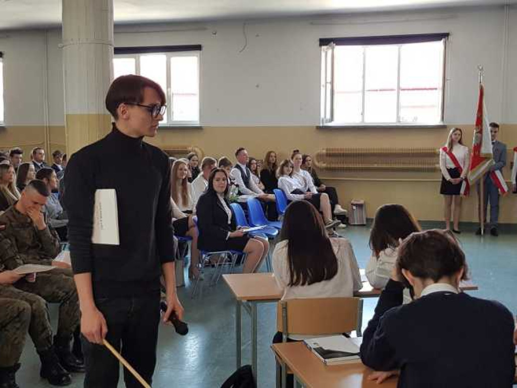 Hrubieszów: Uroczyste pożegnanie klas maturalnych w Kościuszce (ZDJĘCIA)