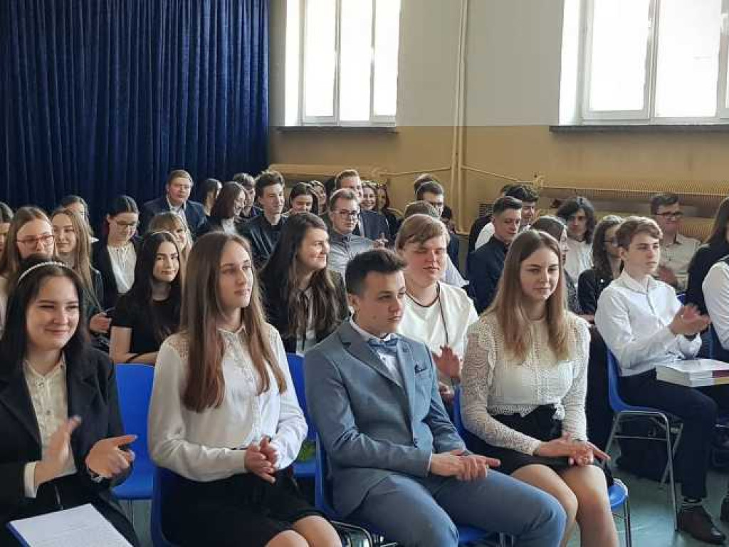 Hrubieszów: Uroczyste pożegnanie klas maturalnych w Kościuszce (ZDJĘCIA)