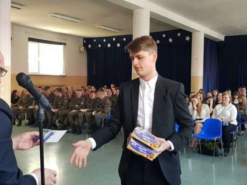 Hrubieszów: Uroczyste pożegnanie klas maturalnych w Kościuszce (ZDJĘCIA)