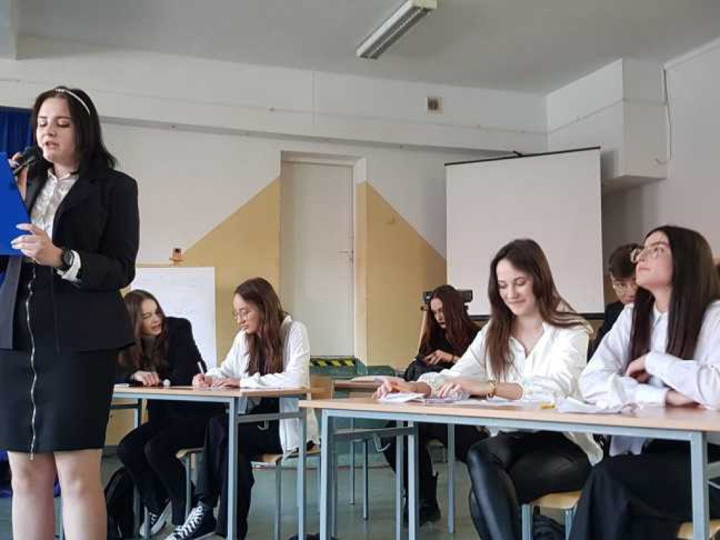 Hrubieszów: Uroczyste pożegnanie klas maturalnych w Kościuszce (ZDJĘCIA)