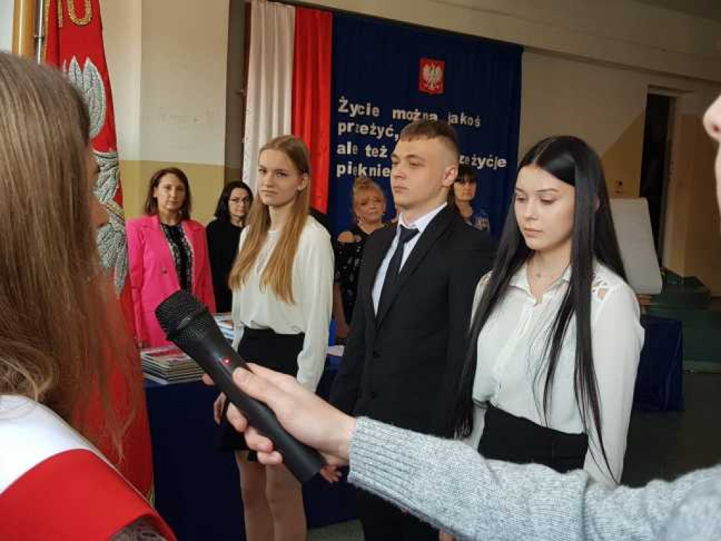 Hrubieszów: Uroczyste pożegnanie klas maturalnych w Kościuszce (ZDJĘCIA)