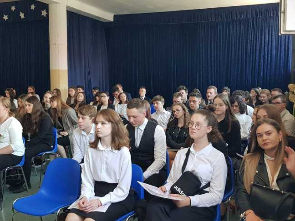 Hrubieszów: Uroczyste pożegnanie klas maturalnych w Kościuszce (ZDJĘCIA)