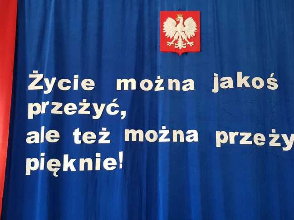 Hrubieszów: Uroczyste pożegnanie klas maturalnych w Kościuszce (ZDJĘCIA)