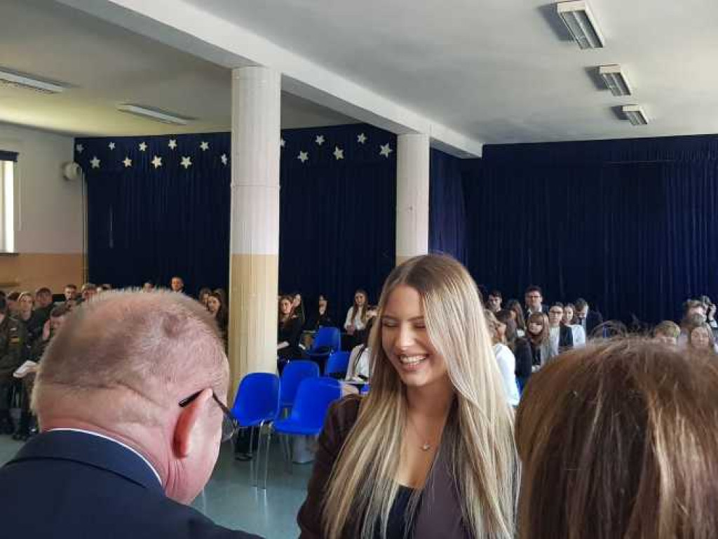 Hrubieszów: Uroczyste pożegnanie klas maturalnych w Kościuszce (ZDJĘCIA)