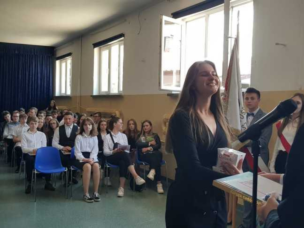Hrubieszów: Uroczyste pożegnanie klas maturalnych w Kościuszce (ZDJĘCIA)