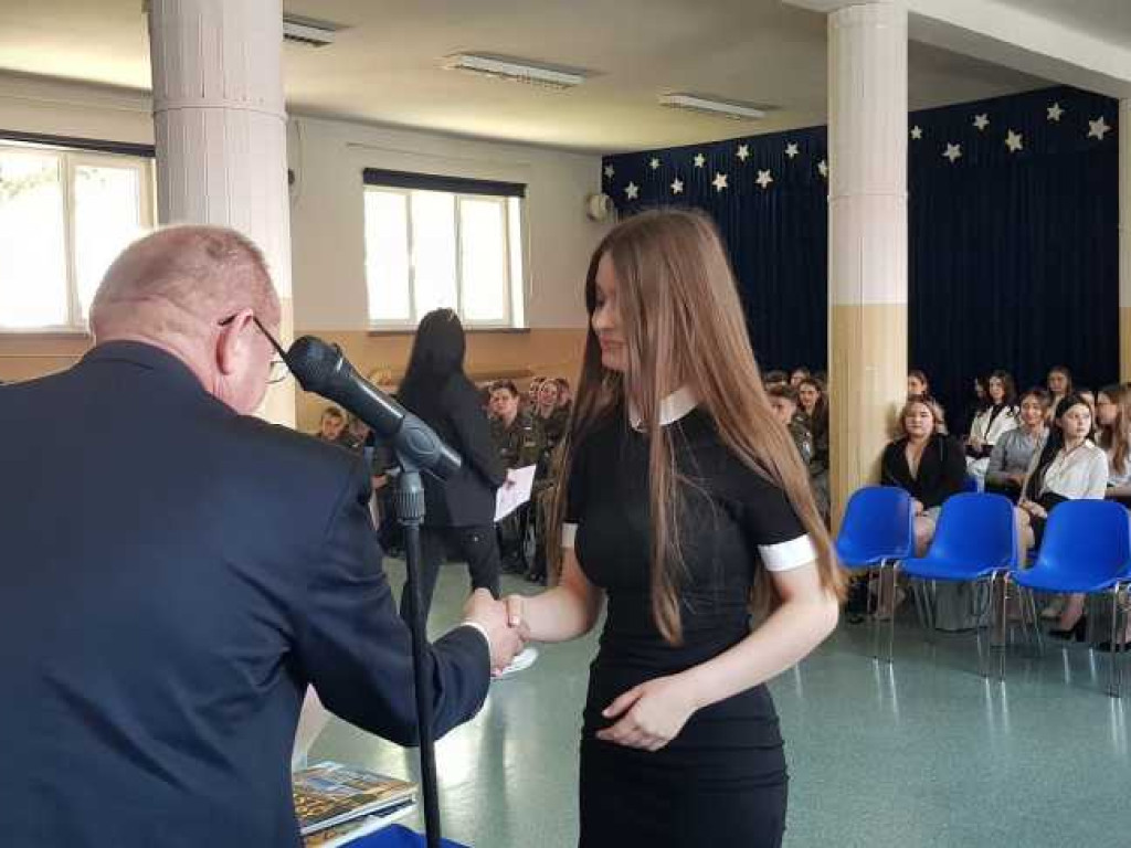 Hrubieszów: Uroczyste pożegnanie klas maturalnych w Kościuszce (ZDJĘCIA)