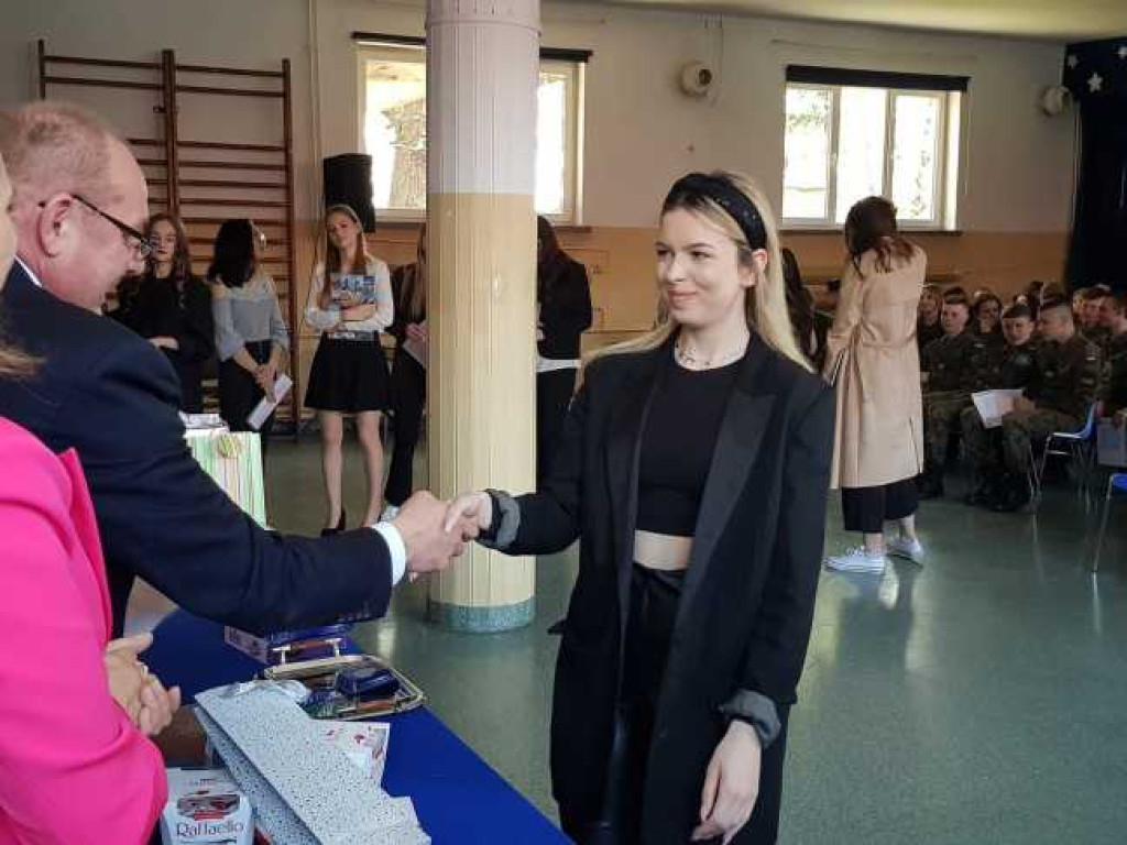 Hrubieszów: Uroczyste pożegnanie klas maturalnych w Kościuszce (ZDJĘCIA)