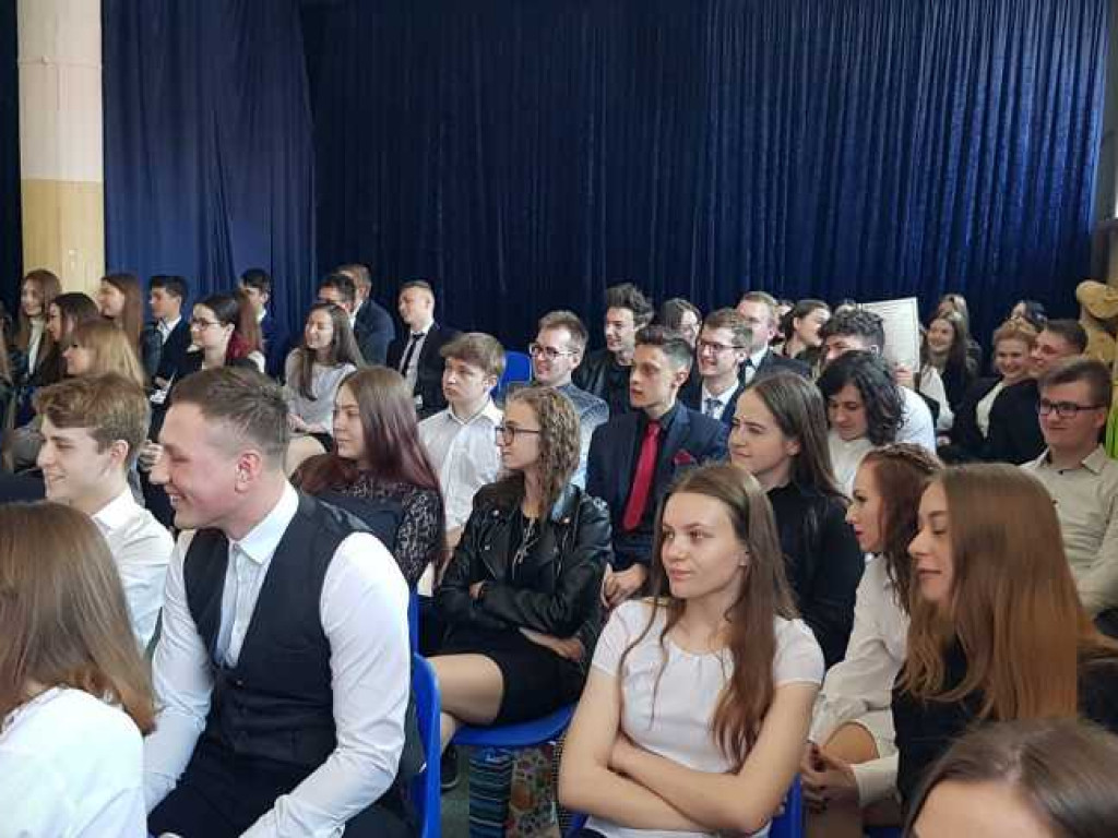 Hrubieszów: Uroczyste pożegnanie klas maturalnych w Kościuszce (ZDJĘCIA)