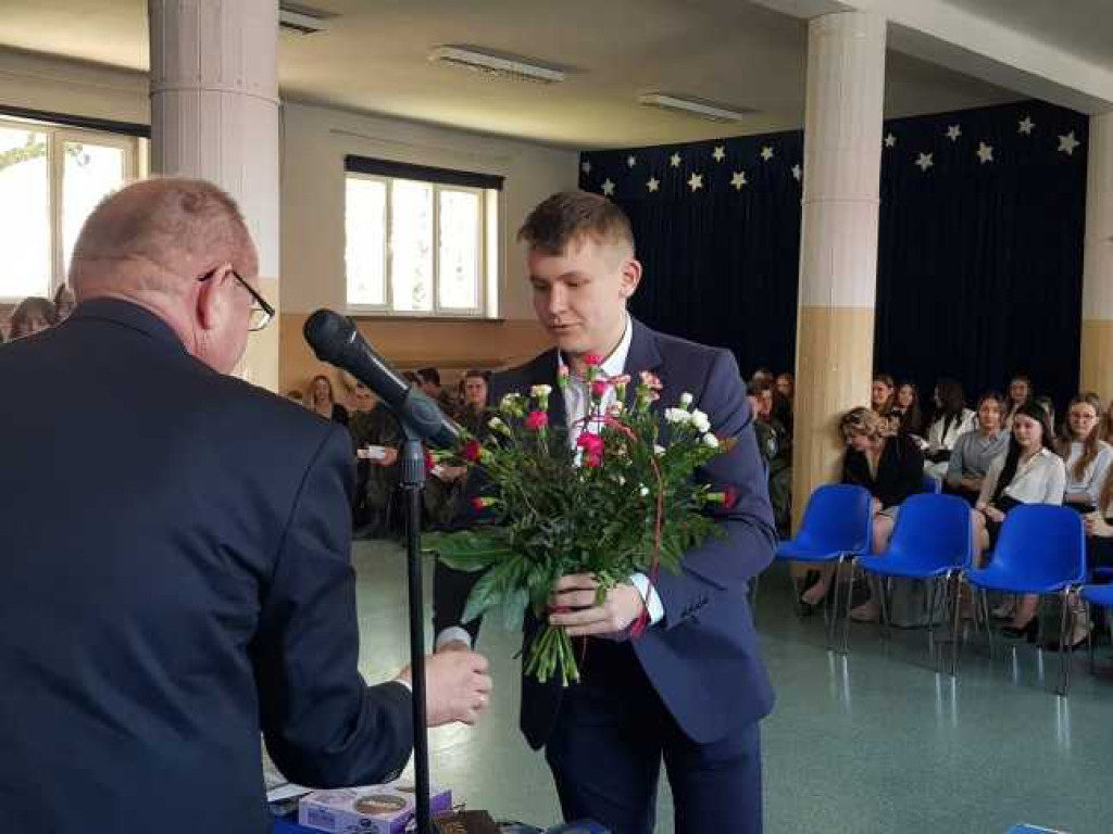 Hrubieszów: Uroczyste pożegnanie klas maturalnych w Kościuszce (ZDJĘCIA)