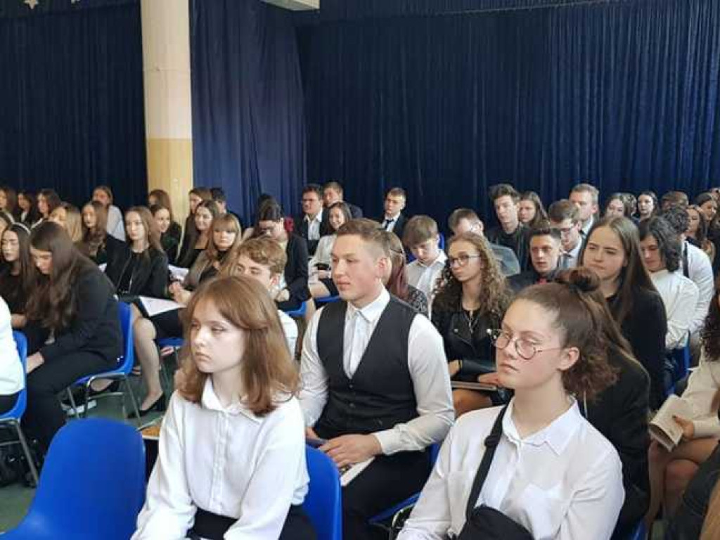Hrubieszów: Uroczyste pożegnanie klas maturalnych w Kościuszce (ZDJĘCIA)