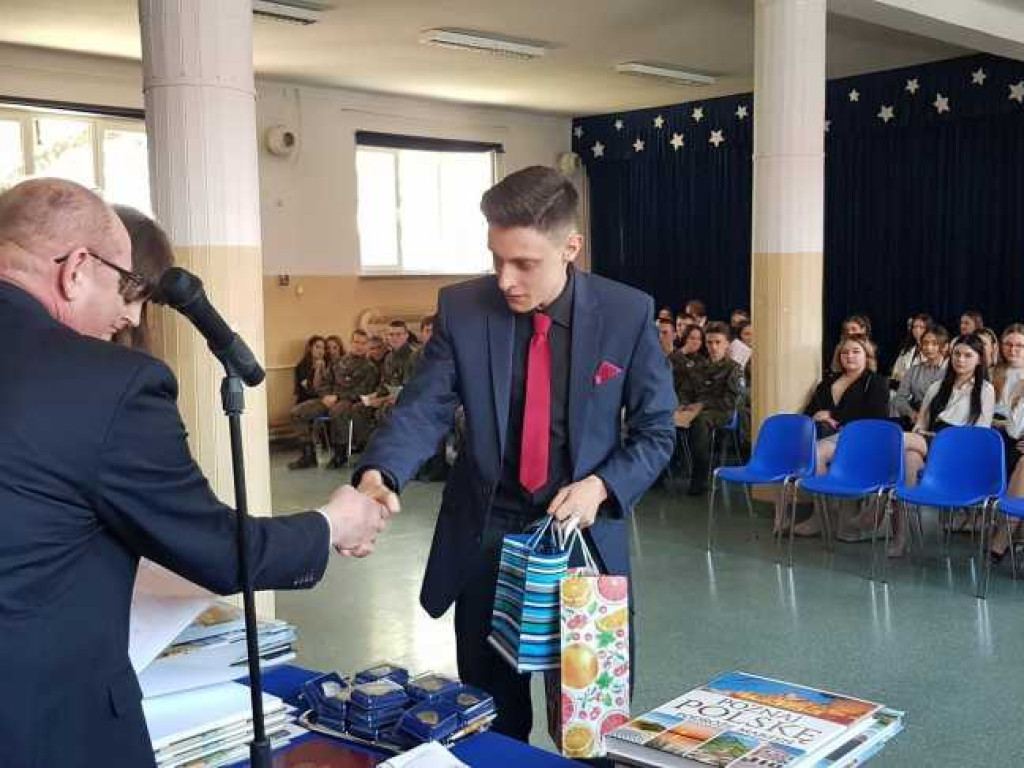 Hrubieszów: Uroczyste pożegnanie klas maturalnych w Kościuszce (ZDJĘCIA)