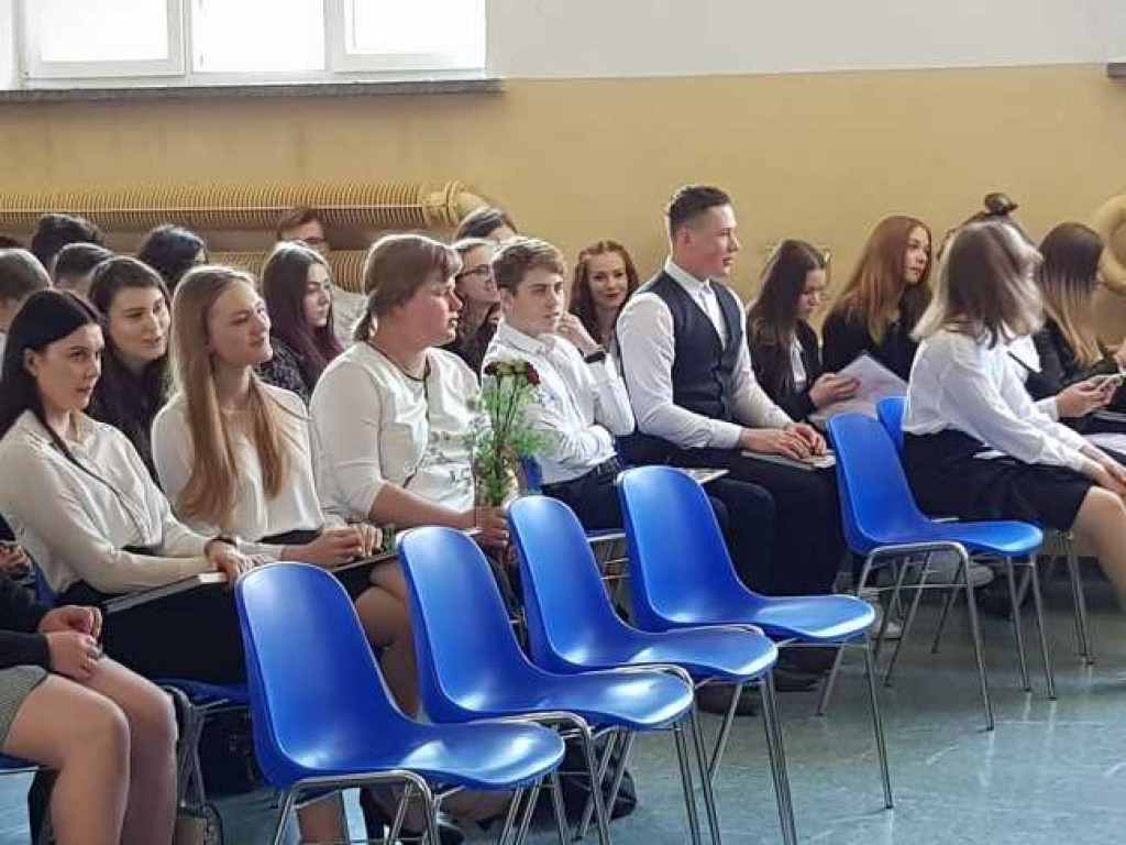 Hrubieszów: Uroczyste pożegnanie klas maturalnych w Kościuszce (ZDJĘCIA)